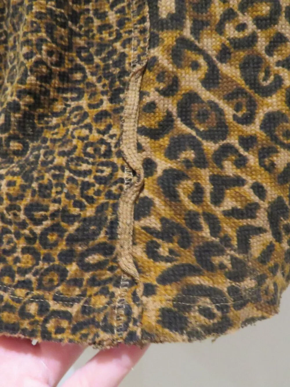 ANTHROPOLOGIE PILCRO Split Neck Waffle Leopard Print Top Small Mob Wives Casual - Picture 11 of 12